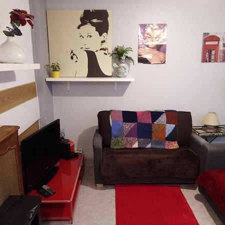 פריז Guesthouse Familial Pour 2,3,4 Personnes De 44M2- Accessible Handic -Rez De Chaussee-Vues Sur Rue Et Patio Prive - Sejour, Chambre Separee-Cuisine,Salle De Bain,Lit Double Et Canape-Lit 2Pers-Entree De La Rue Berzelius-5 Minutes Du Metro Brochant-Lig מראה חיצוני תמונה