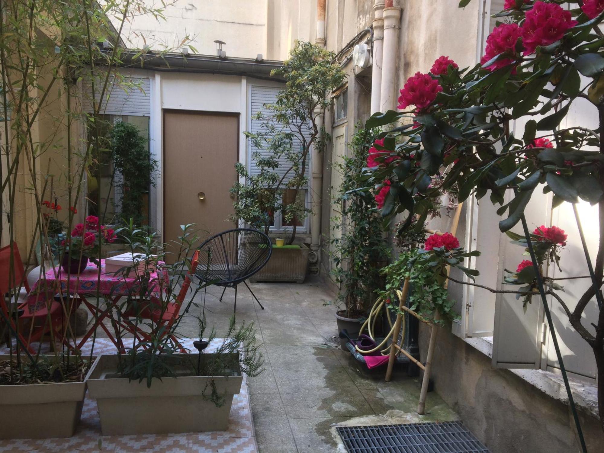 פריז Guesthouse Familial Pour 2,3,4 Personnes De 44M2- Accessible Handic -Rez De Chaussee-Vues Sur Rue Et Patio Prive - Sejour, Chambre Separee-Cuisine,Salle De Bain,Lit Double Et Canape-Lit 2Pers-Entree De La Rue Berzelius-5 Minutes Du Metro Brochant-Lig מראה חיצוני תמונה