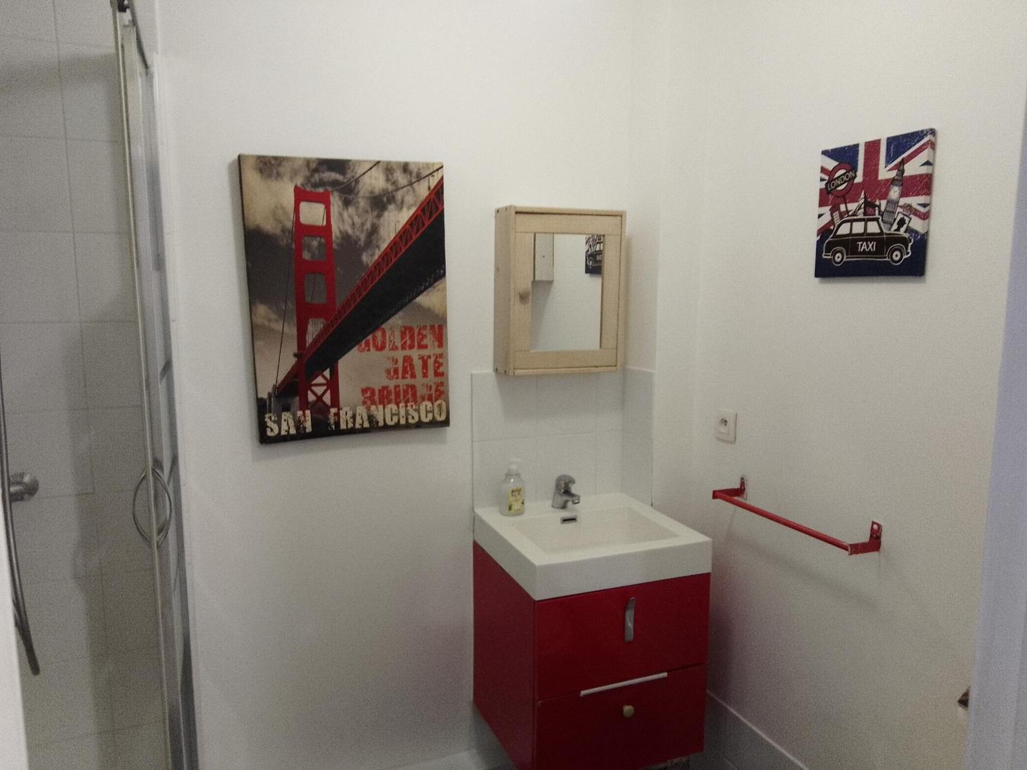 פריז Guesthouse Familial Pour 2,3,4 Personnes De 44M2- Accessible Handic -Rez De Chaussee-Vues Sur Rue Et Patio Prive - Sejour, Chambre Separee-Cuisine,Salle De Bain,Lit Double Et Canape-Lit 2Pers-Entree De La Rue Berzelius-5 Minutes Du Metro Brochant-Lig מראה חיצוני תמונה